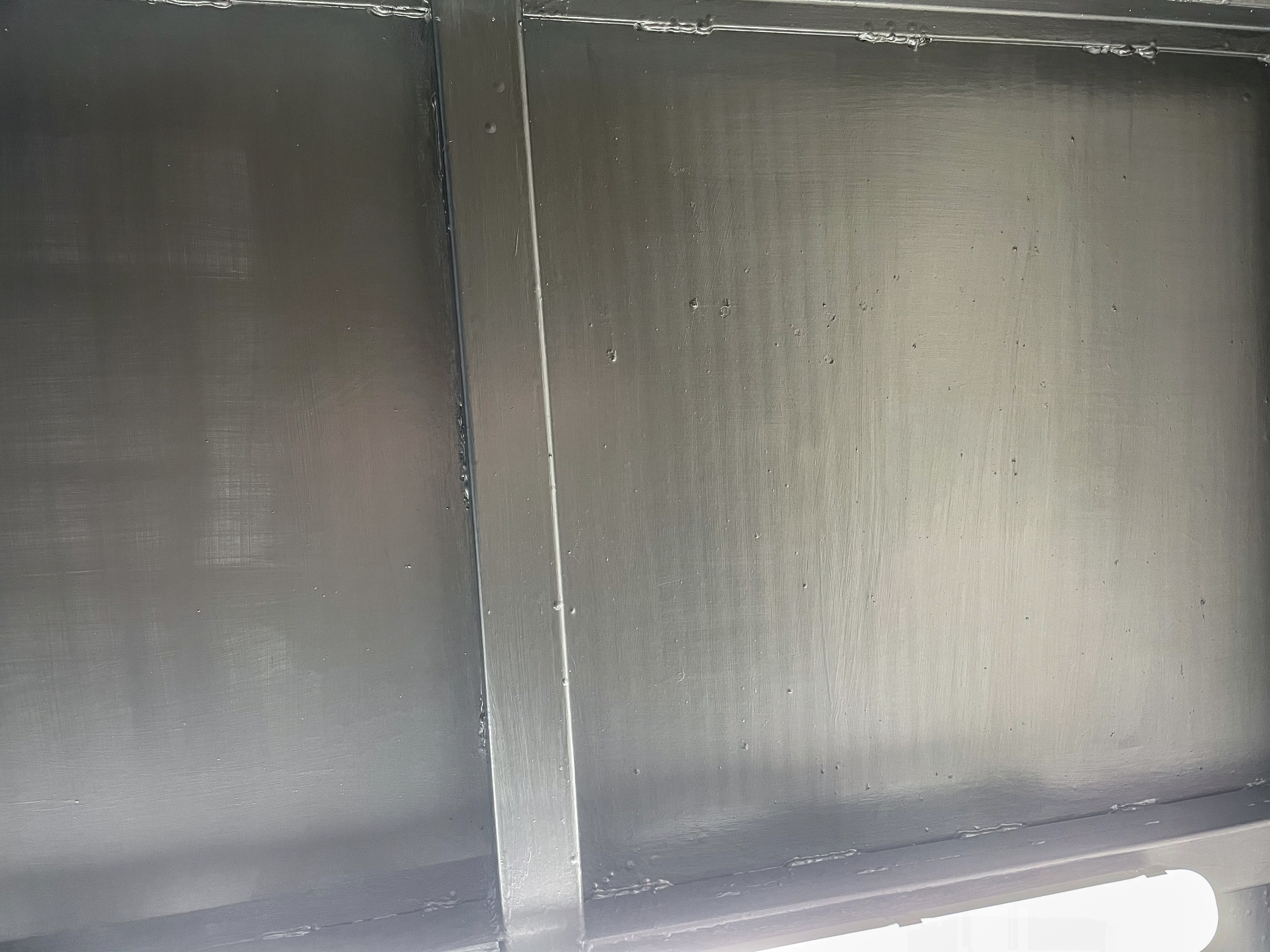 Metallic sheen of the finish on the smooth plates